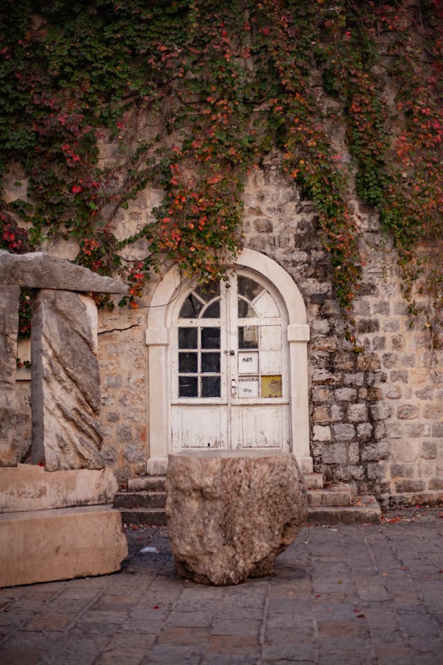Bâtiment en pierre restauré couvert de lierre, Finistère